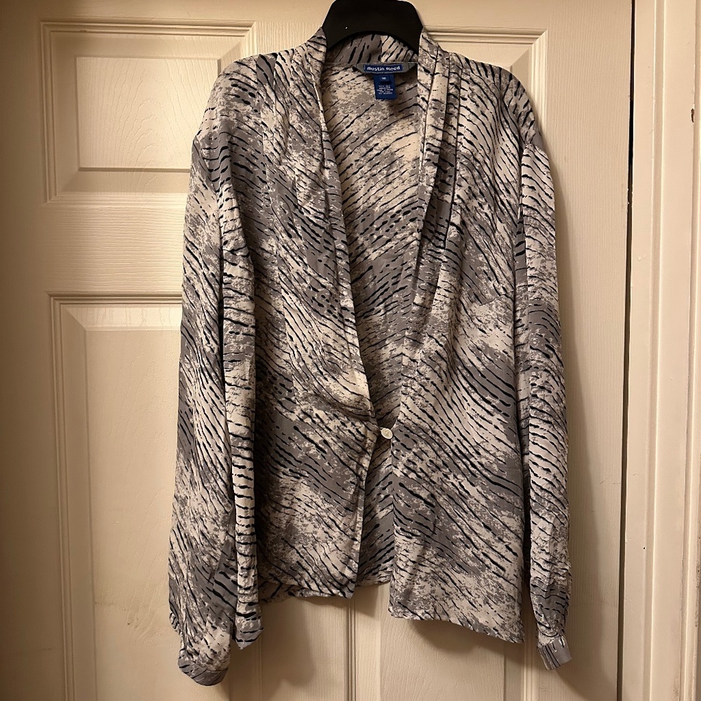 Austin Reed Black/White/Gray Long Sleeve Shirt One button Closure, Size 16